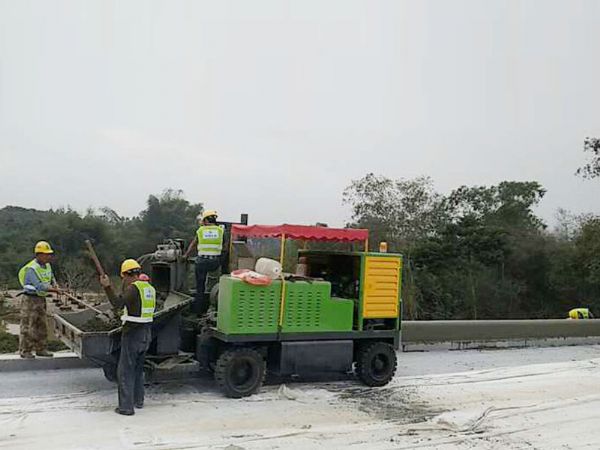 广东路缘石成型机 路肩石滑模机 沥青砂拦水带成型机