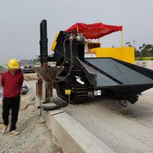 销往广东阳江履带式路缘石滑模成型机施工案例