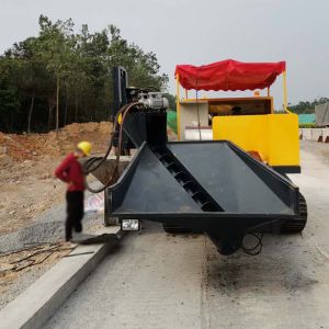 销往广东阳江履带式路缘石滑模成型机施工案例